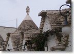 Un pinnacolo particolare sul cono di un trullo di Alberobello